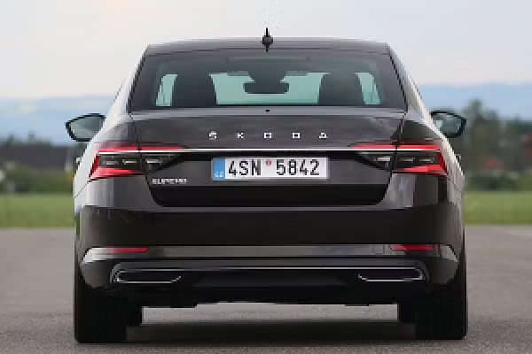 Skoda Superb 2020-2021 Rear Profile