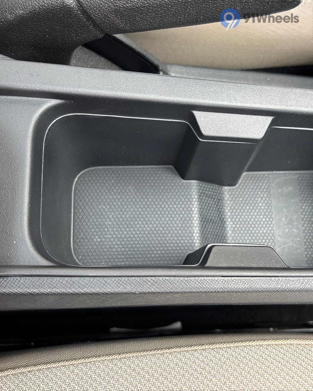 Dashboard & Front Cabin - 14