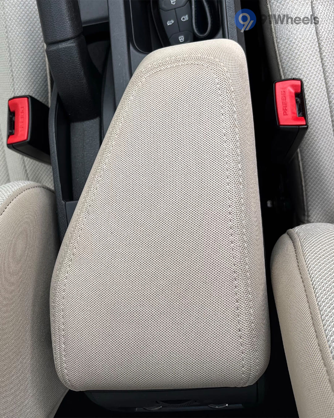 Dashboard & Front Cabin - 11