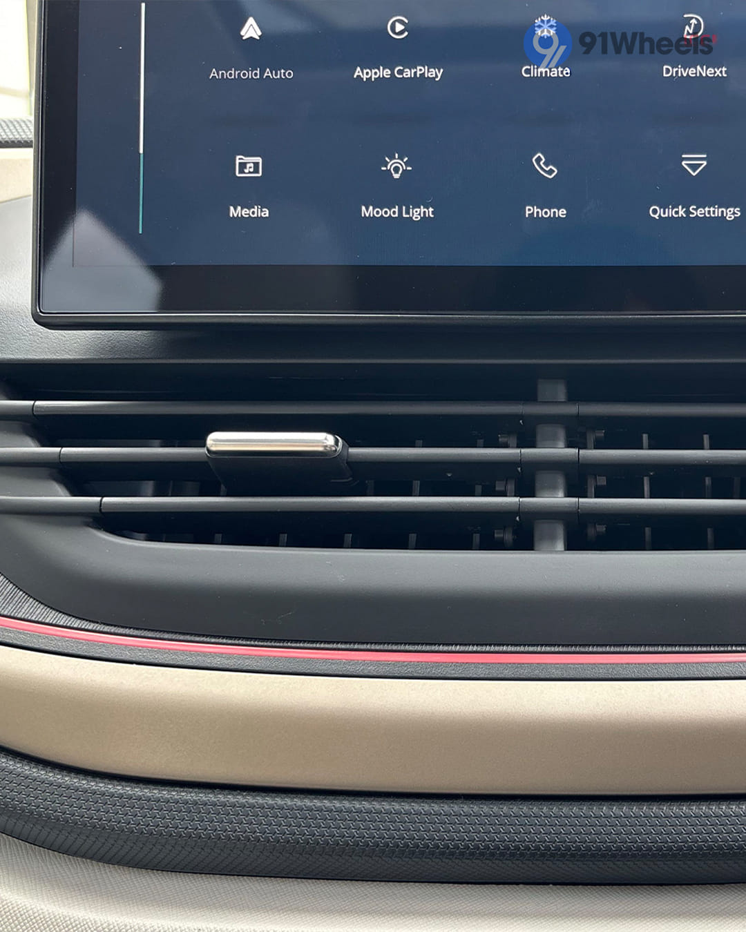 Dashboard & Front Cabin - 4