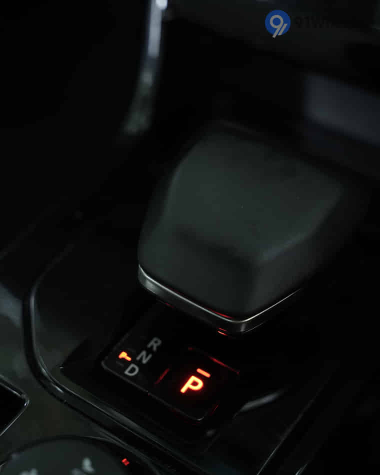 Dashboard & Front Cabin - 13