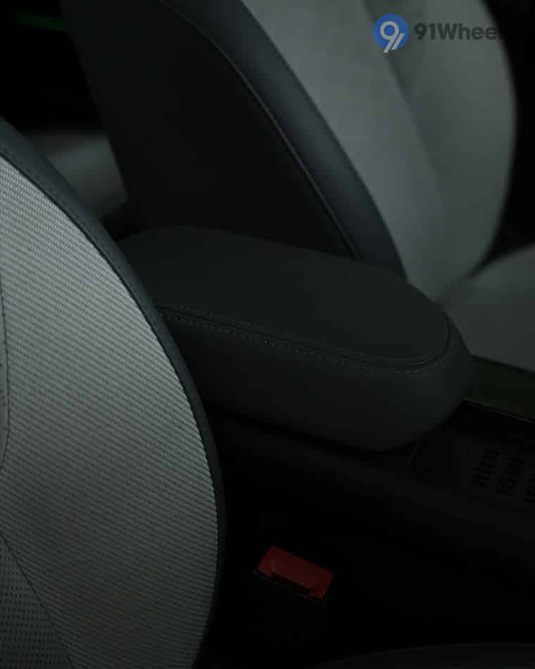 Dashboard & Front Cabin - 10