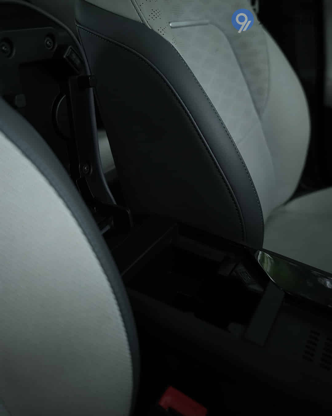 Front Centre Arm Rest Storage