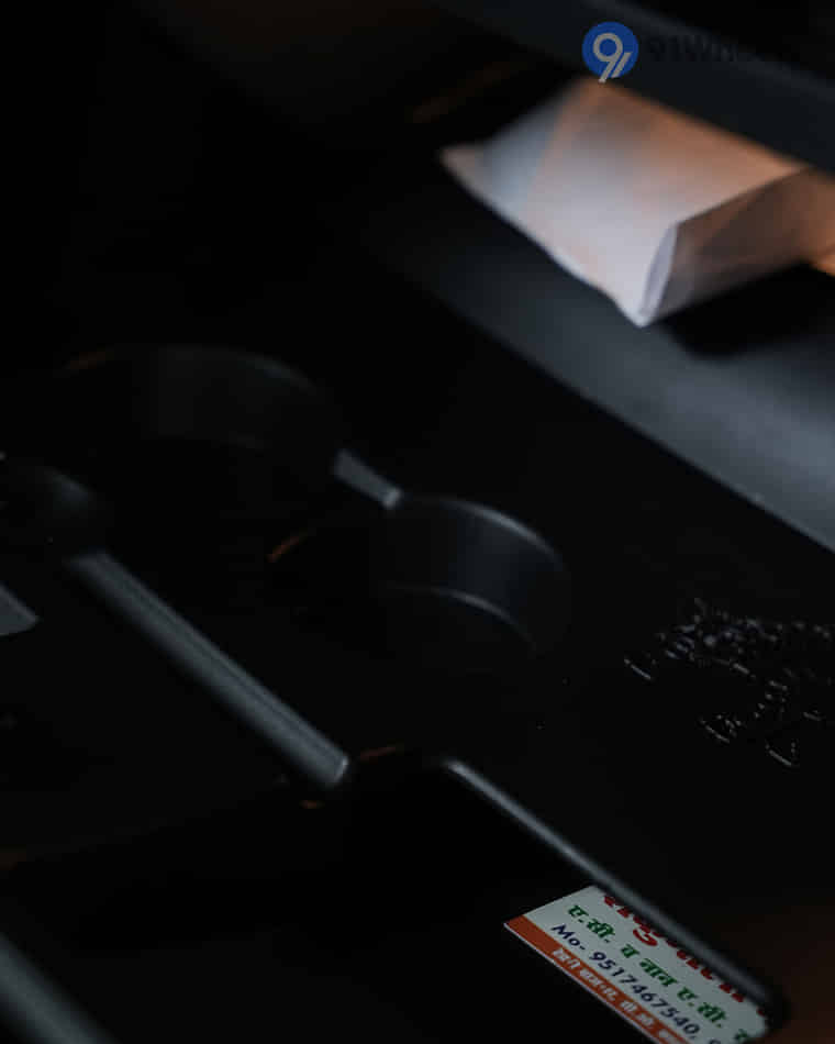 Dashboard & Front Cabin - 12