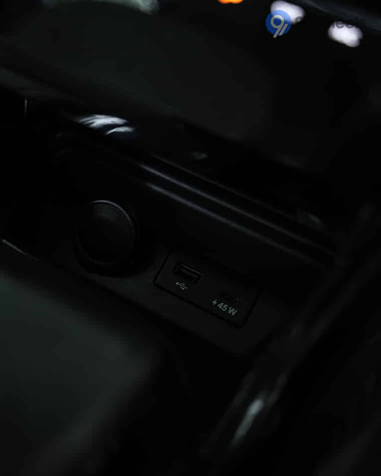 Dashboard & Front Cabin - 7