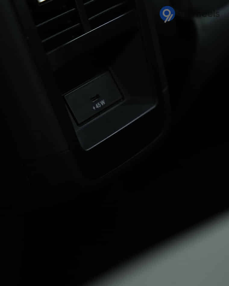 Infotainment & Charging - 4