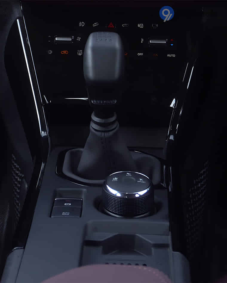 Dashboard & Front Cabin - 6