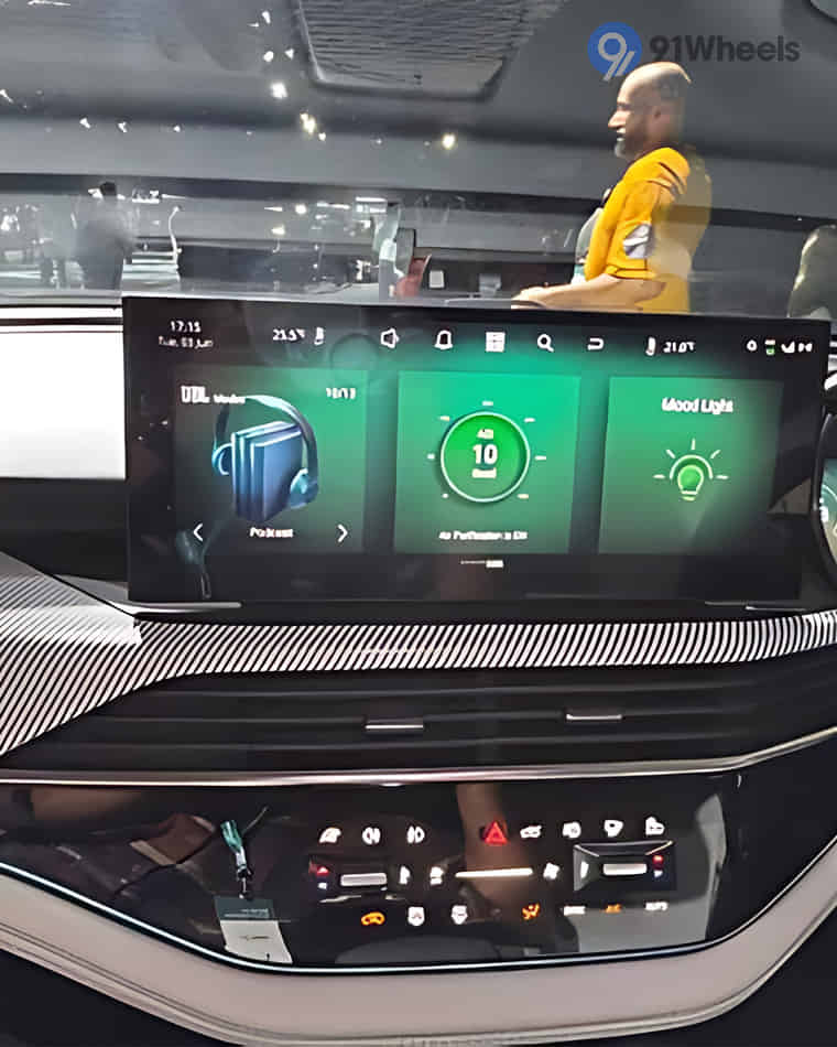 Dashboard & Front Cabin - 3