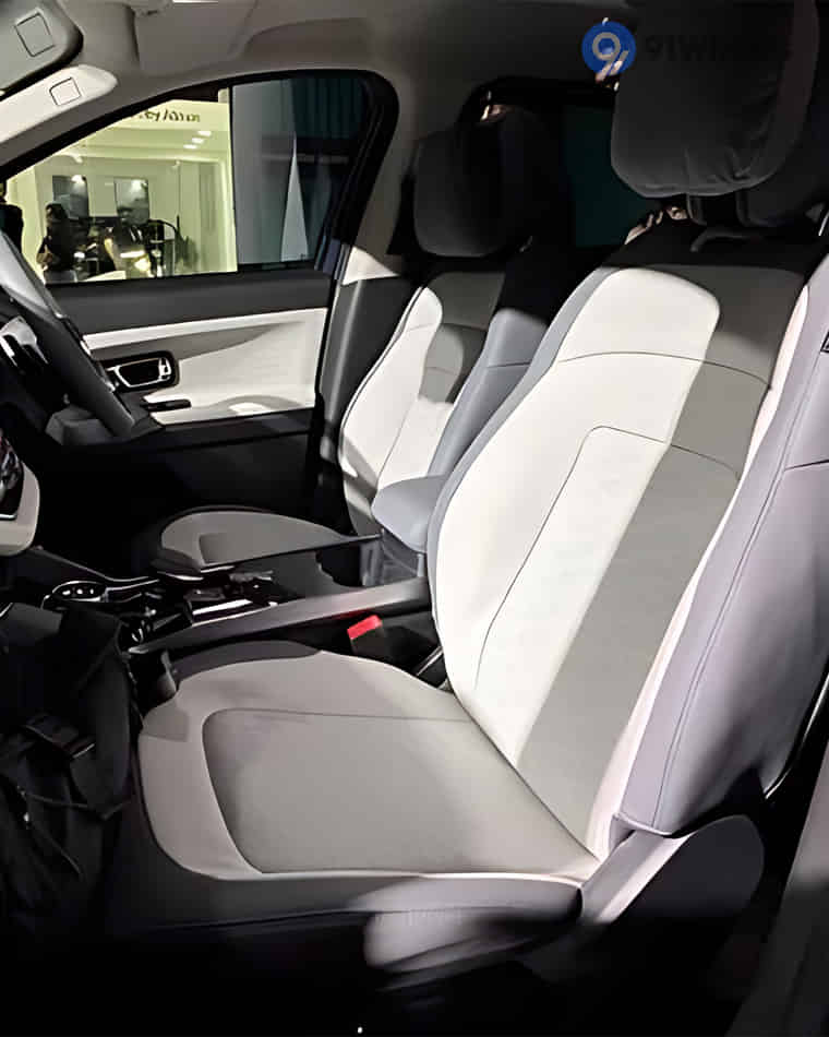 Dashboard & Front Cabin - 5