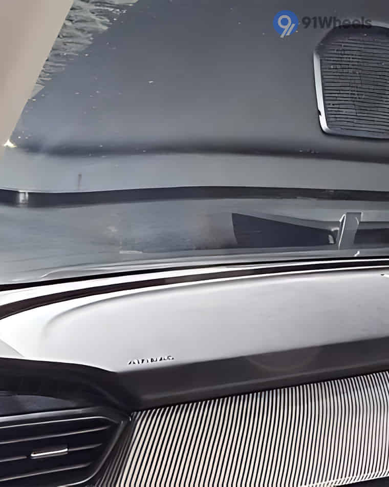 Dashboard & Front Cabin - 4