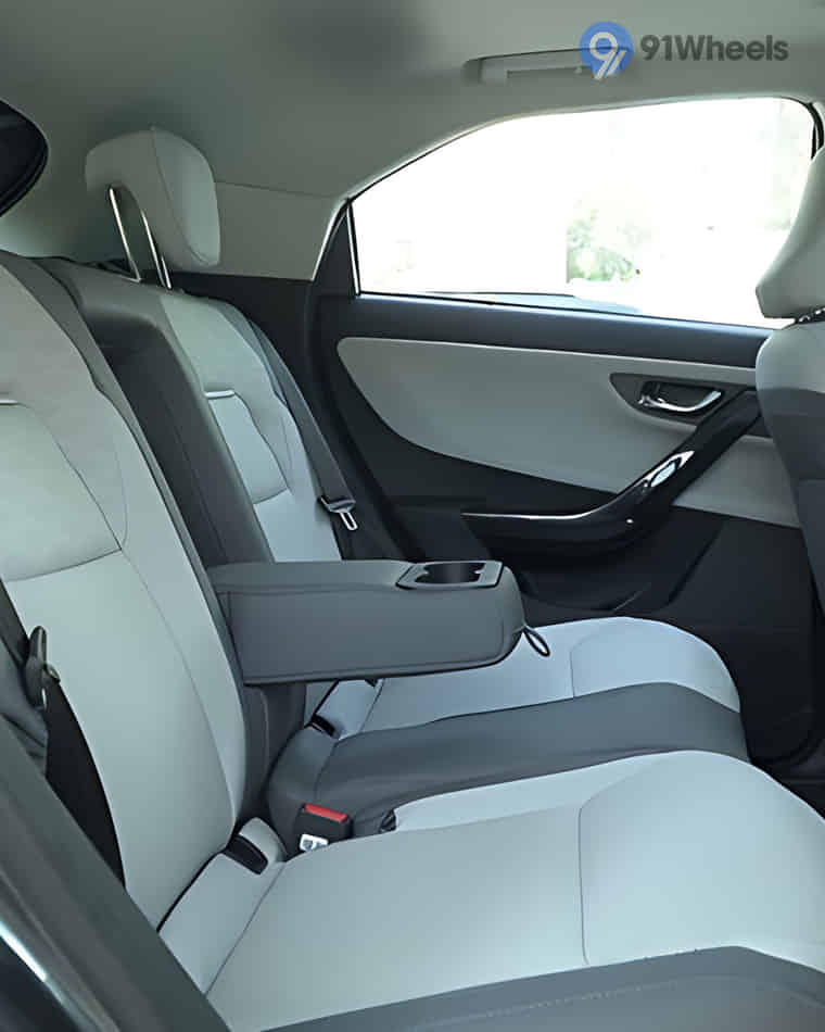 Seats & Cabin Comfort - 4 Seats & Cabin Comfort - 4