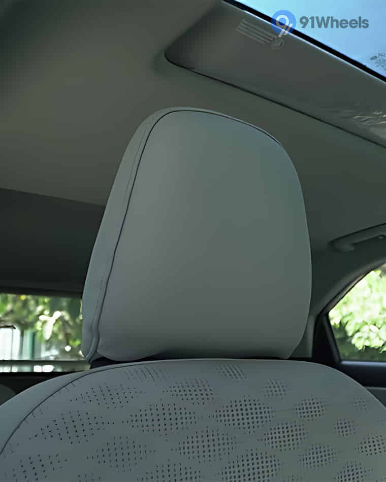 Seats & Cabin Comfort - 5 Seats & Cabin Comfort - 5