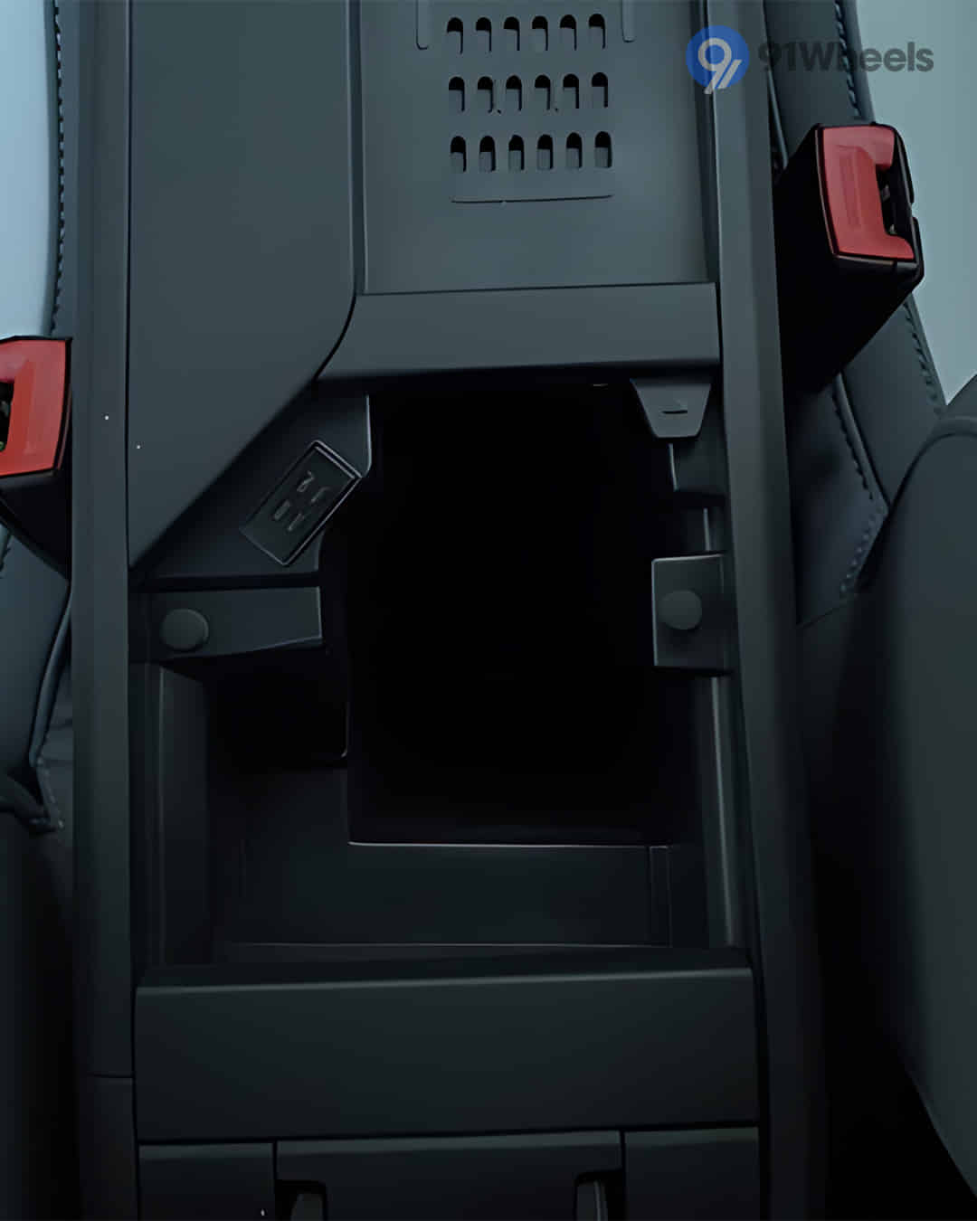 Front Centre Arm Rest Storage Front Centre Arm Rest Storage