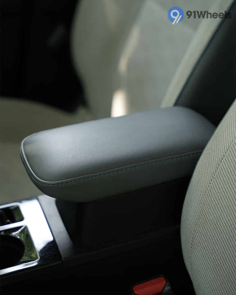 Dashboard & Front Cabin - 9