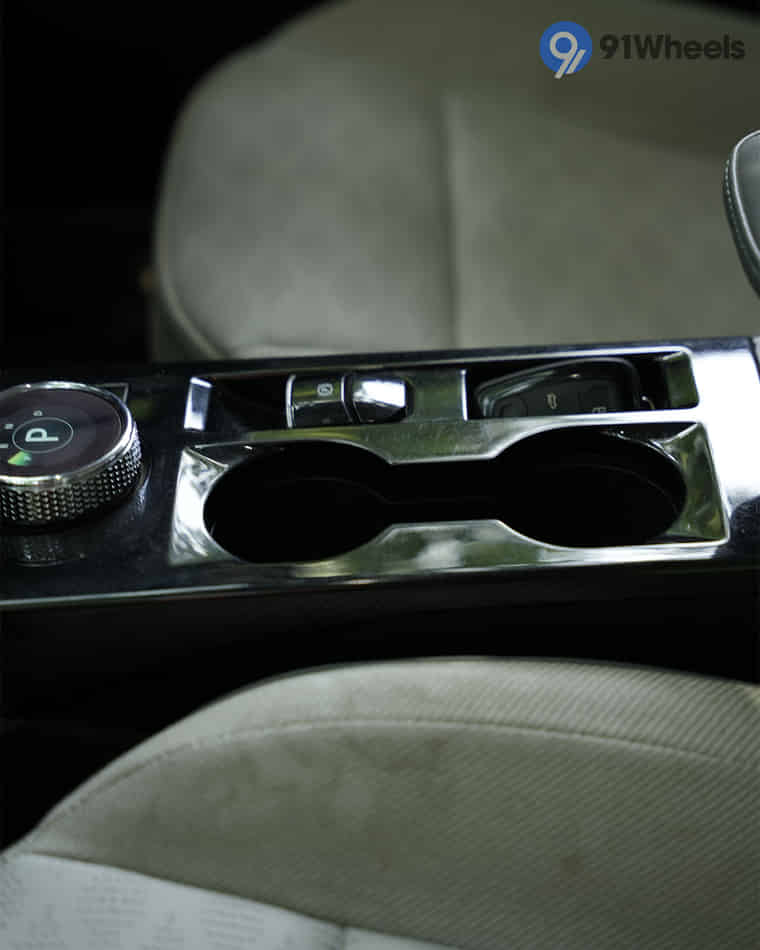 Dashboard & Front Cabin - 10