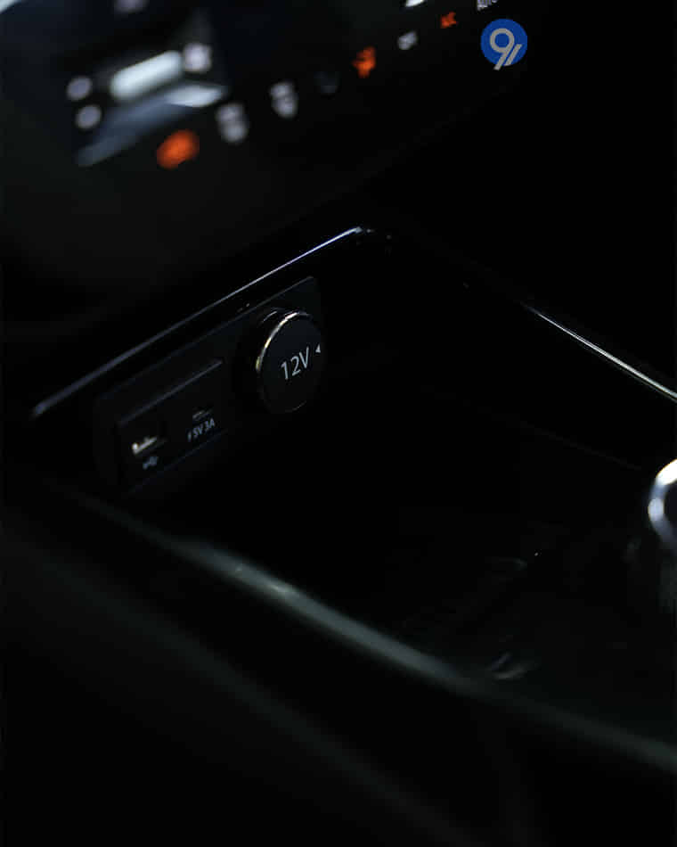 Dashboard & Front Cabin - 6