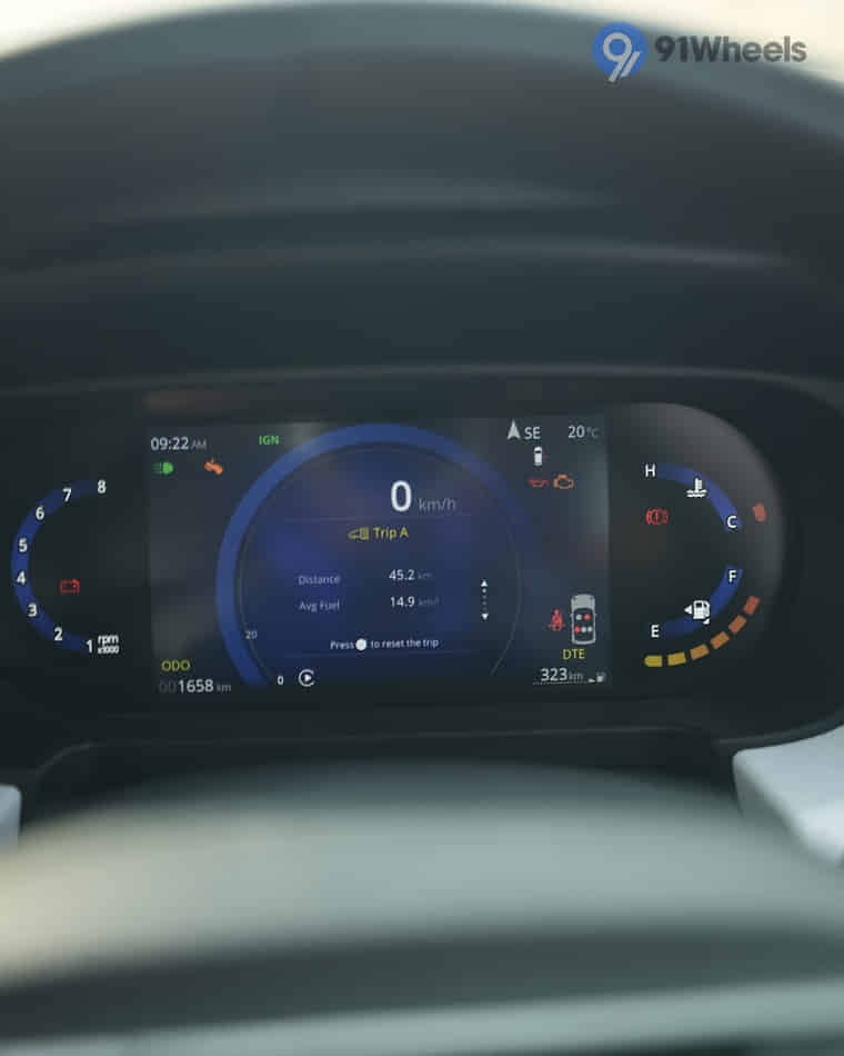 Dashboard & Front Cabin - 6