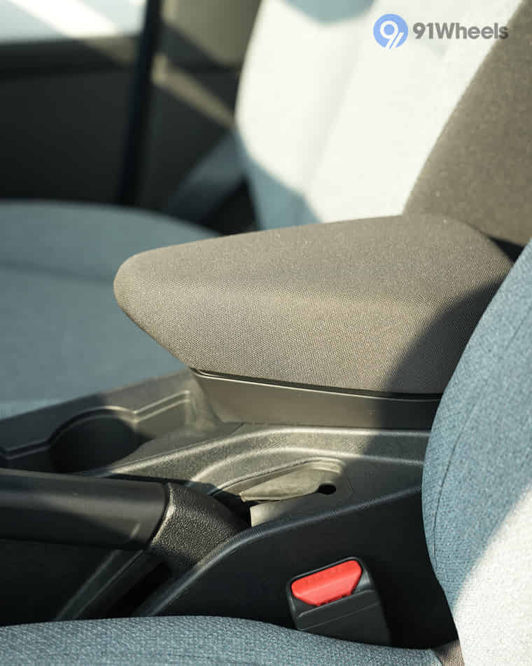 Dashboard & Front Cabin - 10