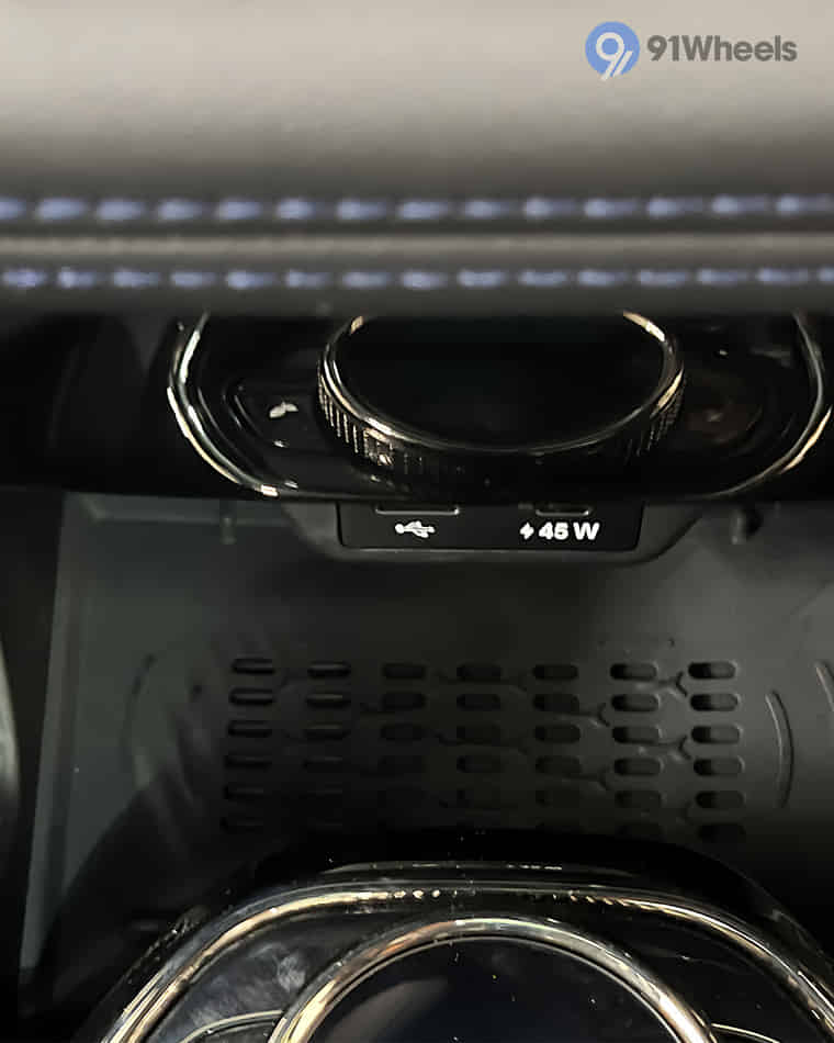 Dashboard & Front Cabin - 5