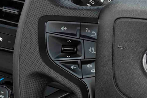 Tata Safari XZA+6S Dark AT Steering Controls