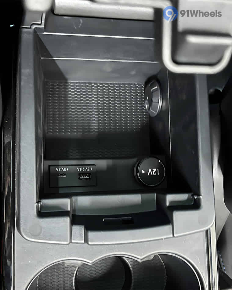 Dashboard & Front Cabin - 7