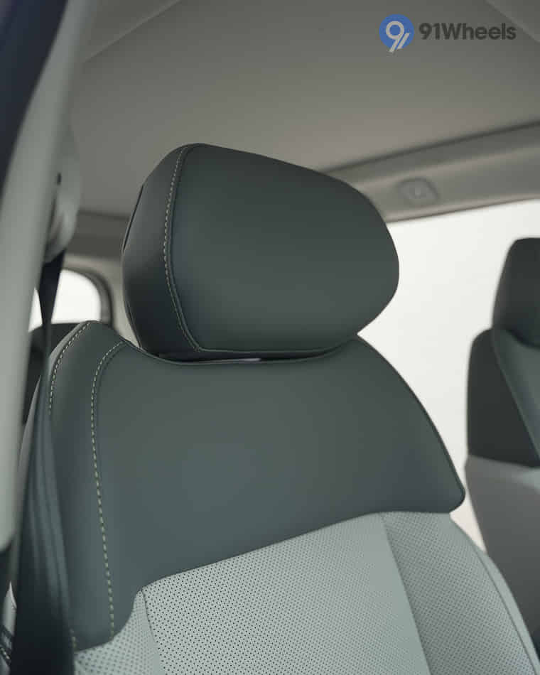 Seats & Cabin Comfort - 4 Seats & Cabin Comfort - 4