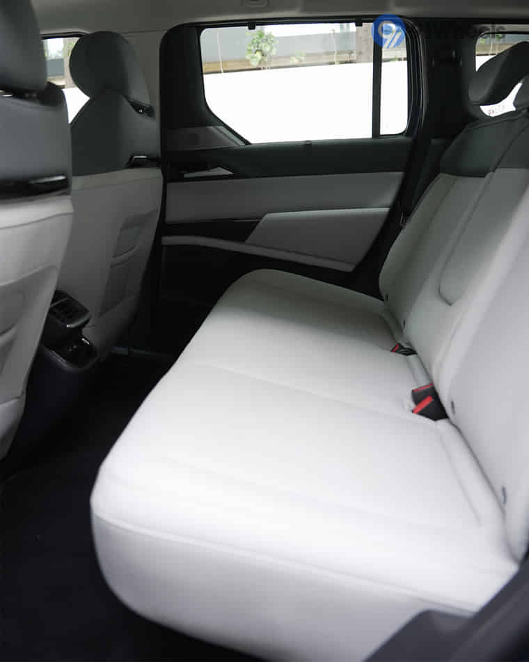 Seats & Cabin Comfort - 3 Seats & Cabin Comfort - 3