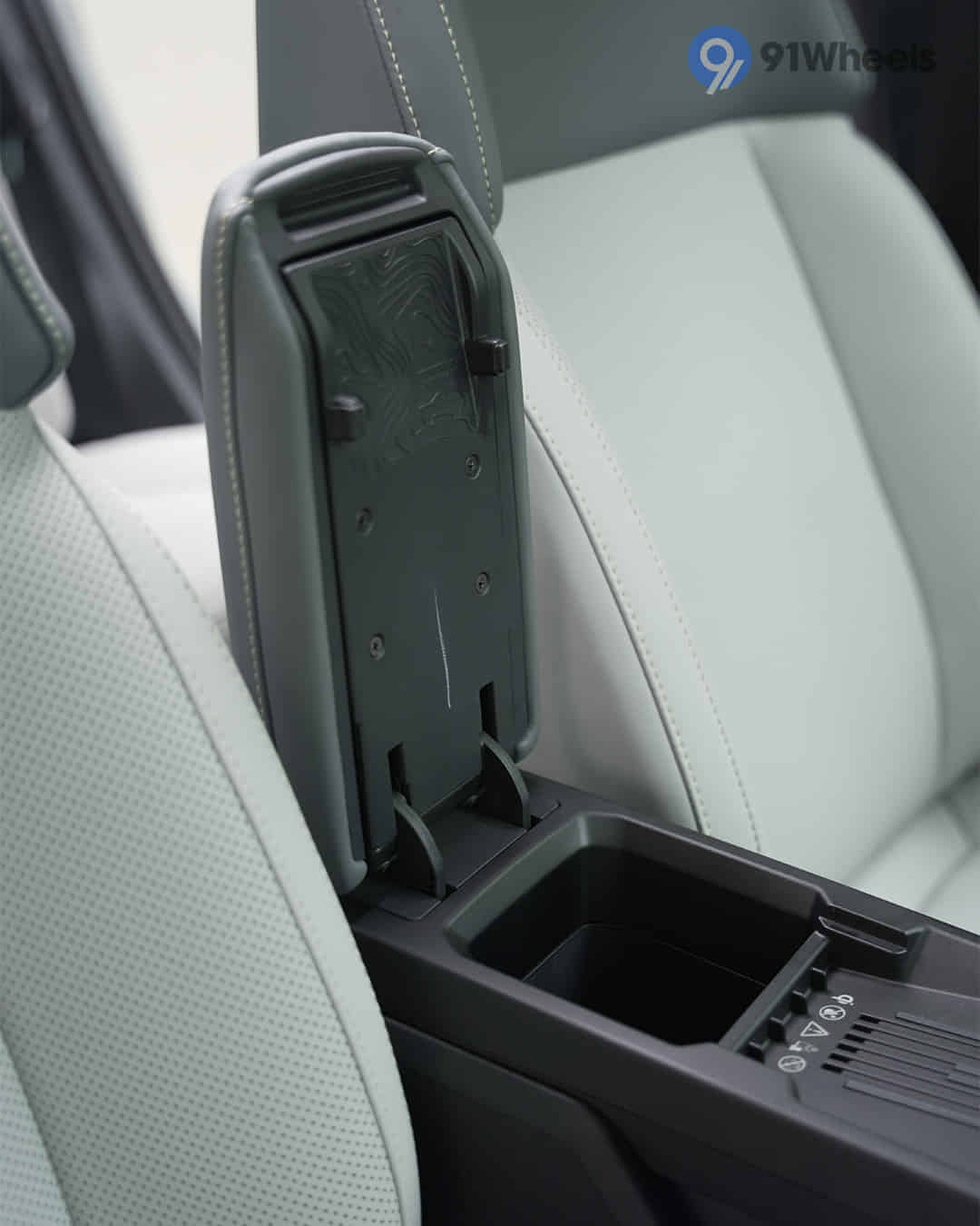 Front Centre Arm Rest Storage Front Centre Arm Rest Storage