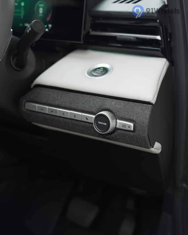 Dashboard & Front Cabin - 3 Dashboard & Front Cabin - 3