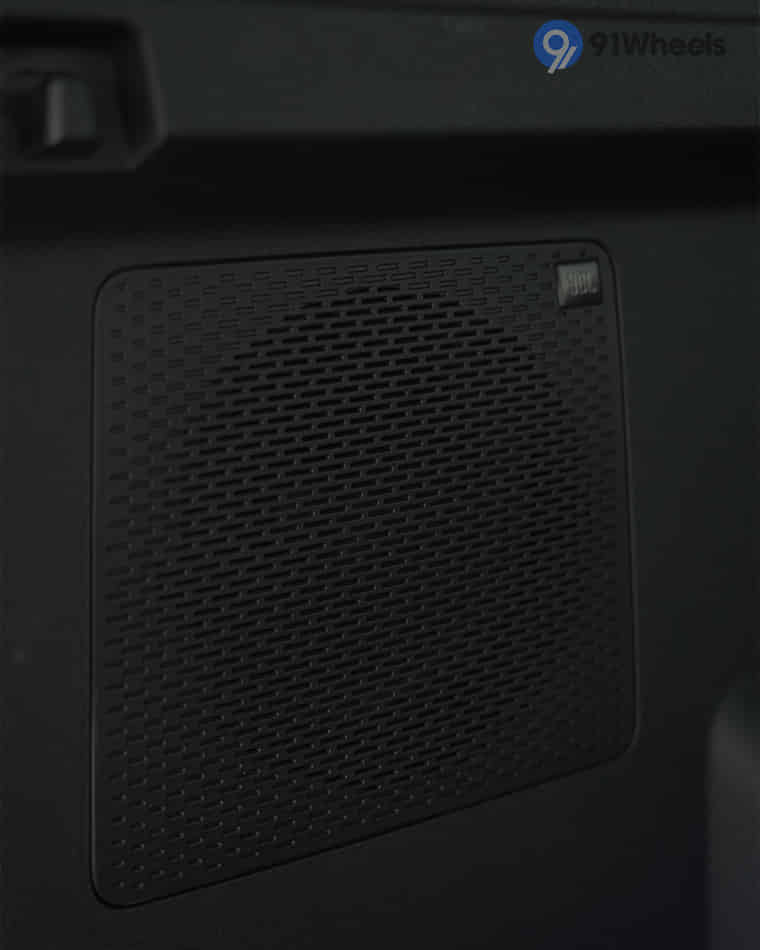 Infotainment & Charging - 4 Infotainment & Charging - 4
