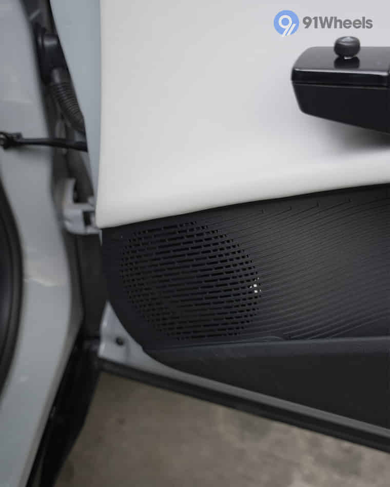 Infotainment & Charging - 3 Infotainment & Charging - 3