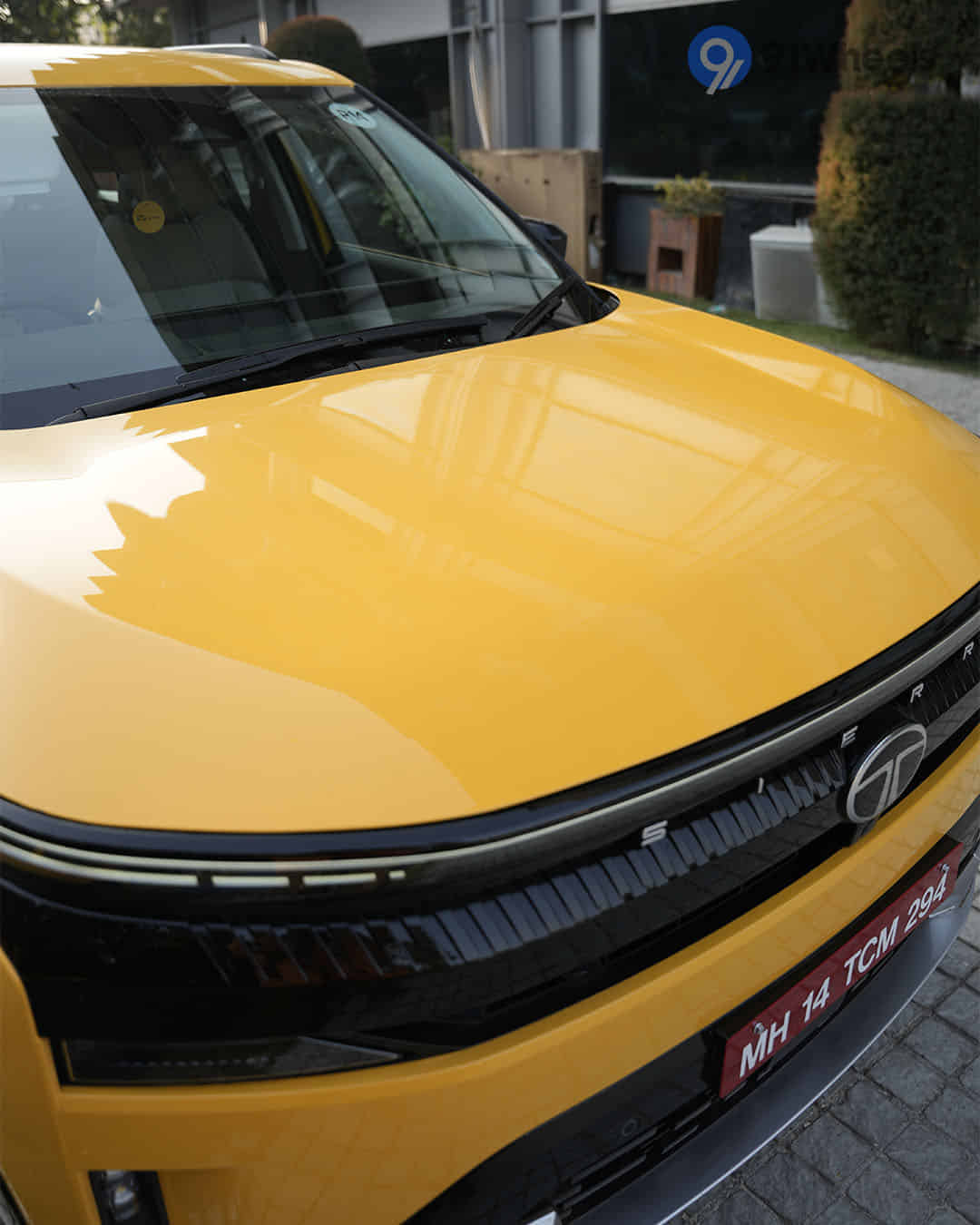 Closed Hood / Bonnet Closed Hood / Bonnet