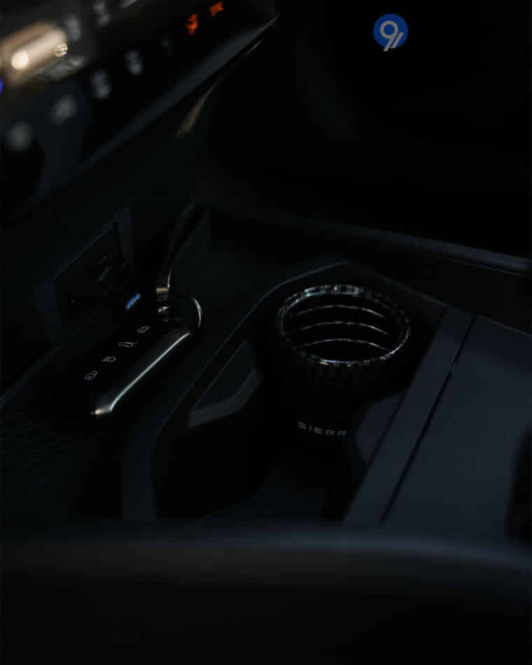 Dashboard & Front Cabin - 10 Dashboard & Front Cabin - 10