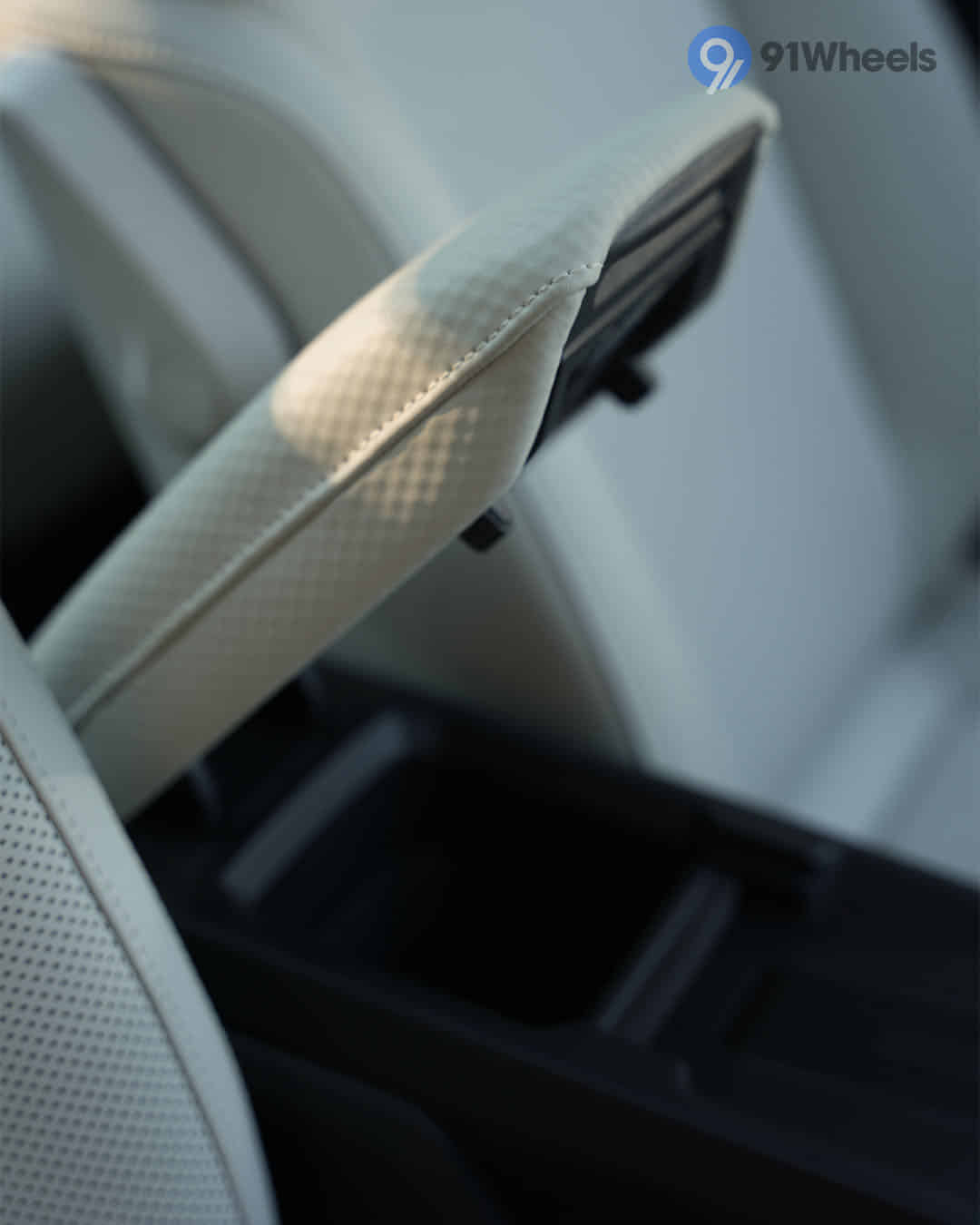 Front Centre Arm Rest Storage Front Centre Arm Rest Storage