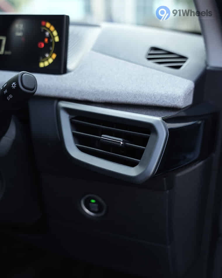 Dashboard & Front Cabin - 4 Dashboard & Front Cabin - 4