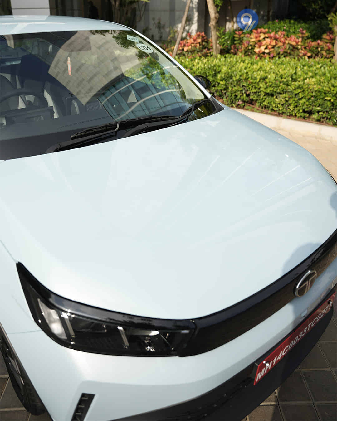Closed Hood / Bonnet Closed Hood / Bonnet