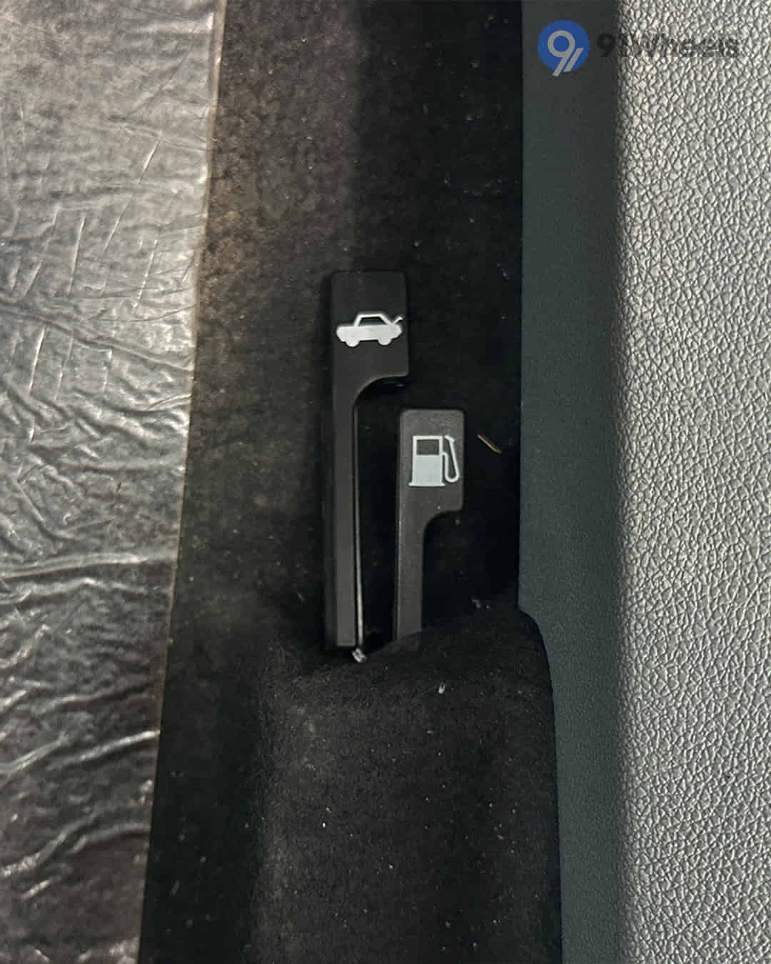 Boot Release Lever / Fuel Lid Release Lever Boot Release Lever / Fuel Lid Release Lever