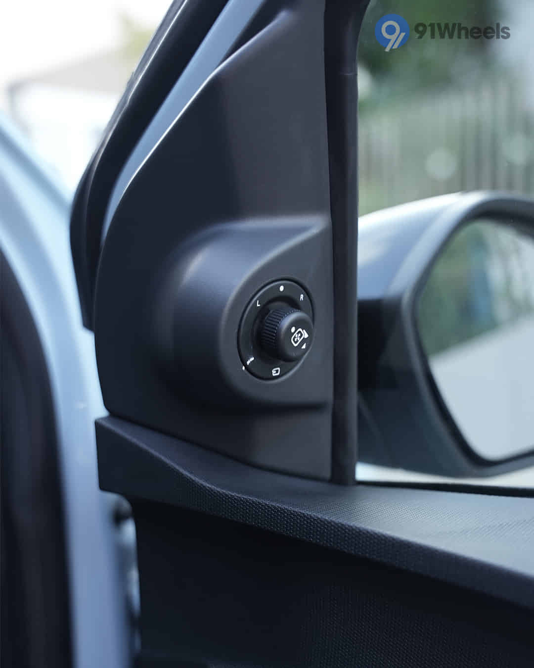 Outer Rear View Mirror (ORVM) Controls Outer Rear View Mirror (ORVM) Controls