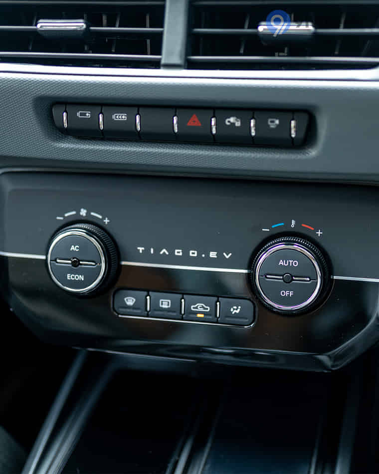 Dashboard & Front Cabin - 5 Dashboard & Front Cabin - 5