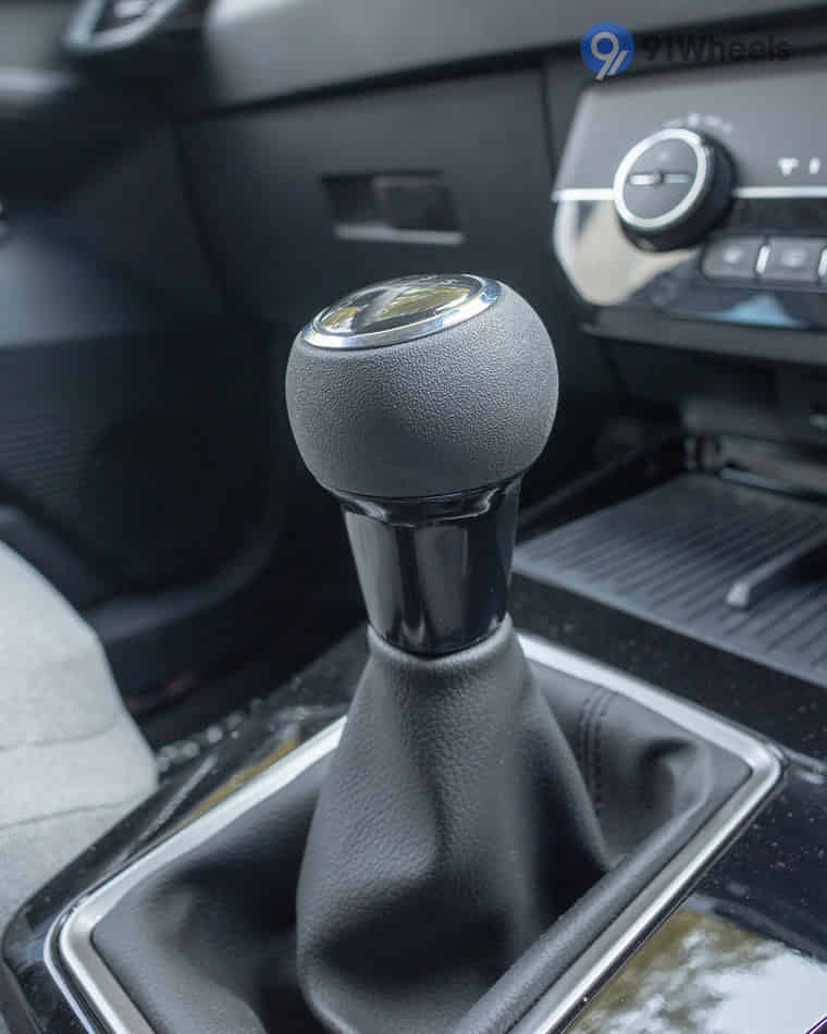 Dashboard & Front Cabin - 7