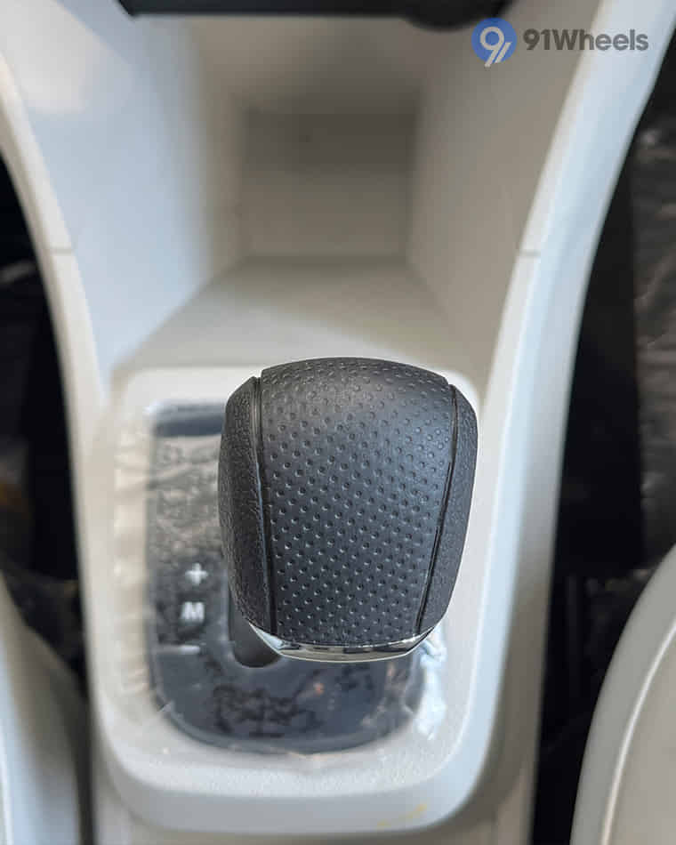 Dashboard & Front Cabin - 4