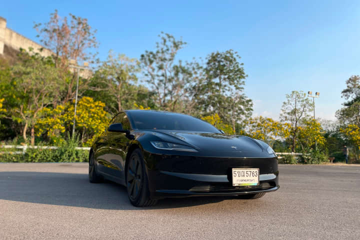 Tesla Model 3 Right Front Three Quarter