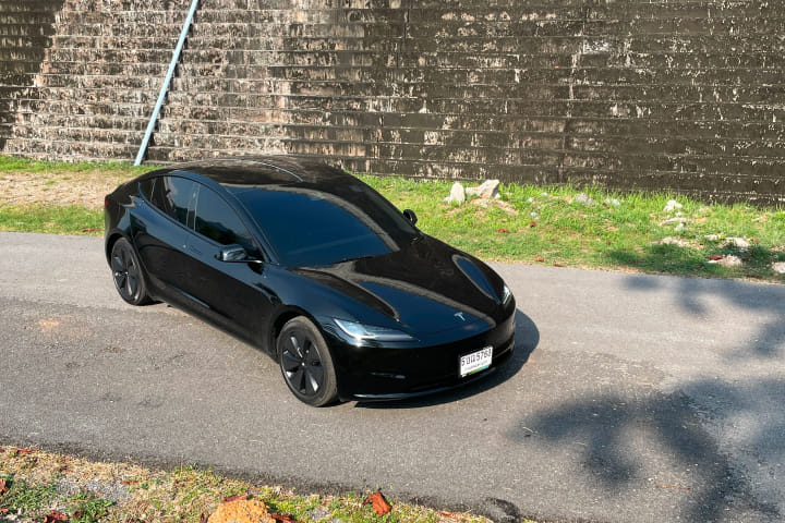 Tesla Model 3 Right Front Three Quarter