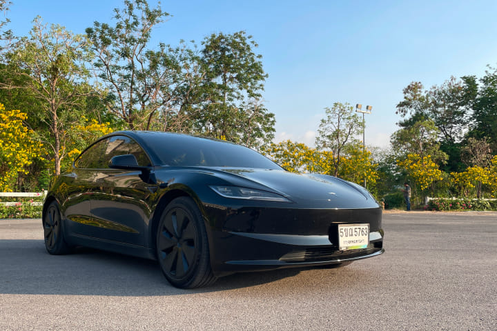 Tesla Model 3 Right Front Three Quarter