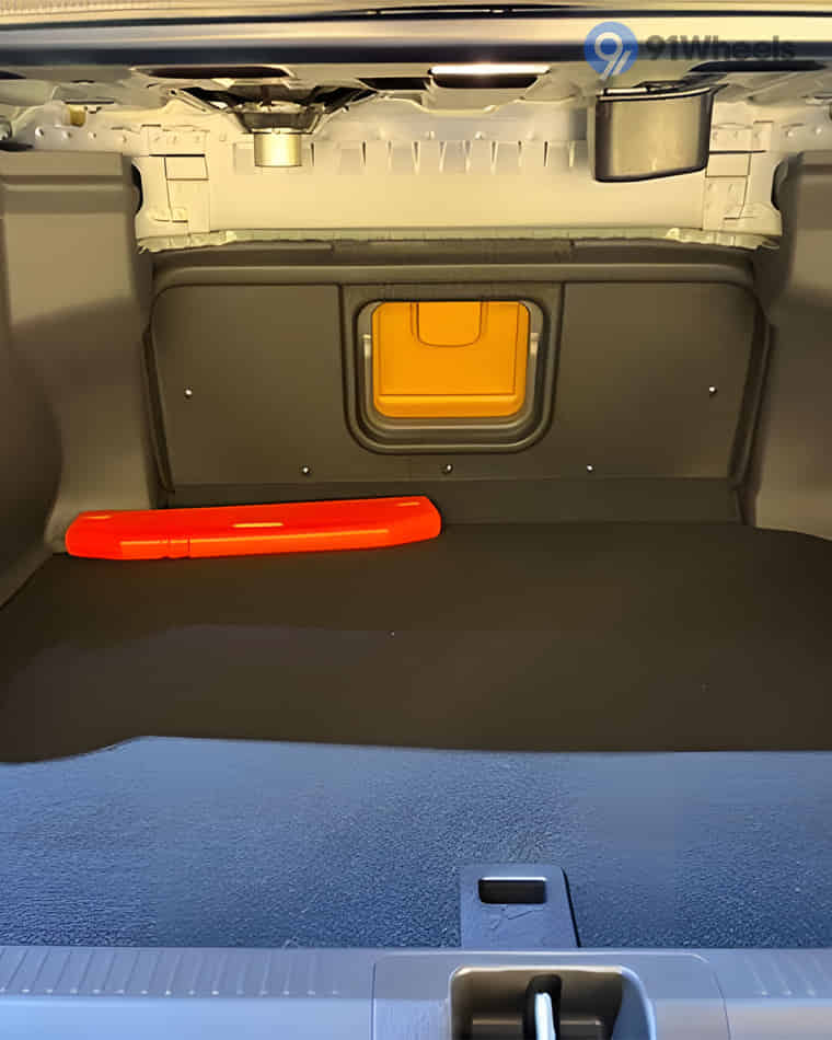 Bootspace & Utility - 1 Bootspace & Utility - 1