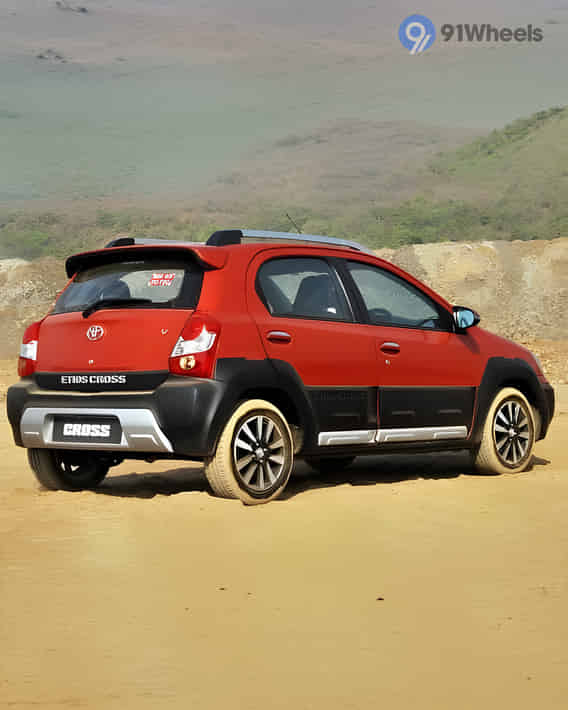 Etios Cross 2012 - 2020 Right Rear Three Quarter