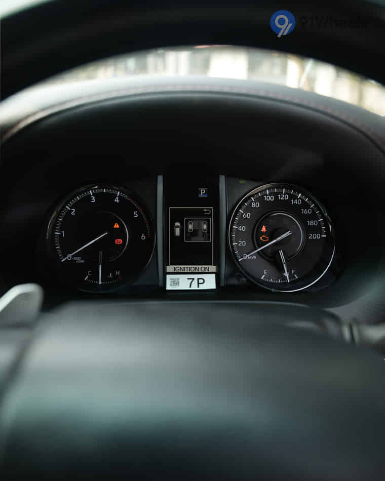 Dashboard & Front Cabin - 7