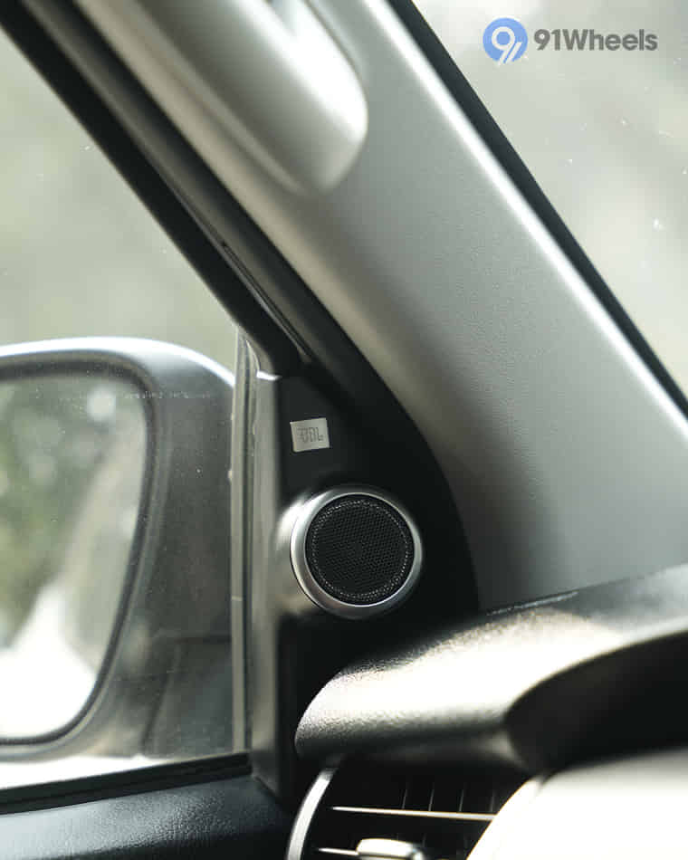 Infotainment & Charging - 3