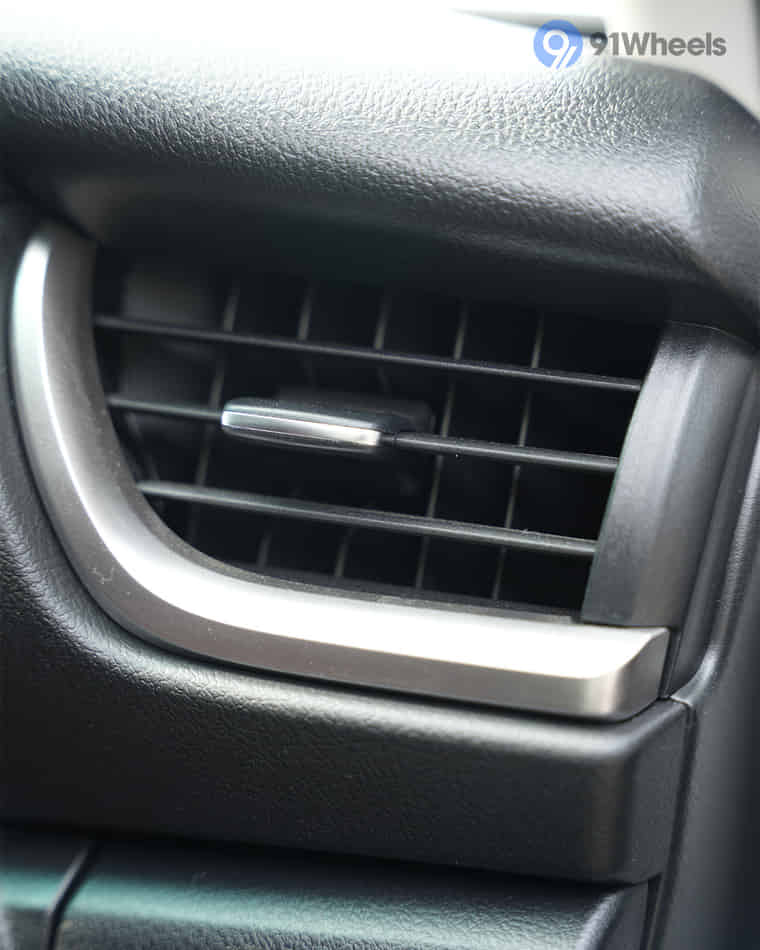 Dashboard & Front Cabin - 6