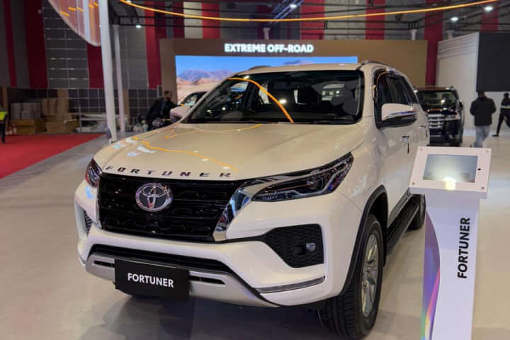Toyota Fortuner Bonnet/Hood release